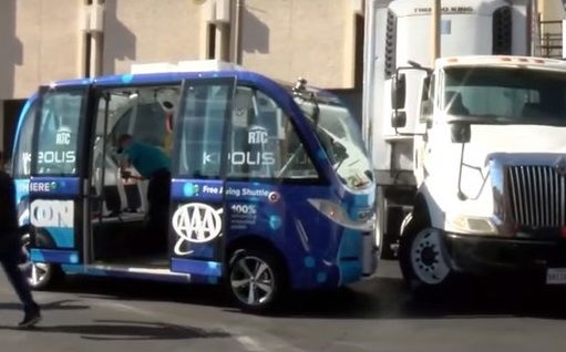 המיניבוס והמשאית