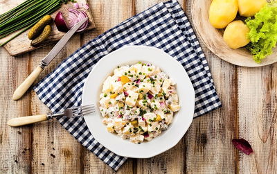 סלט תפוחי אדמה בתוספת קוביות עוף