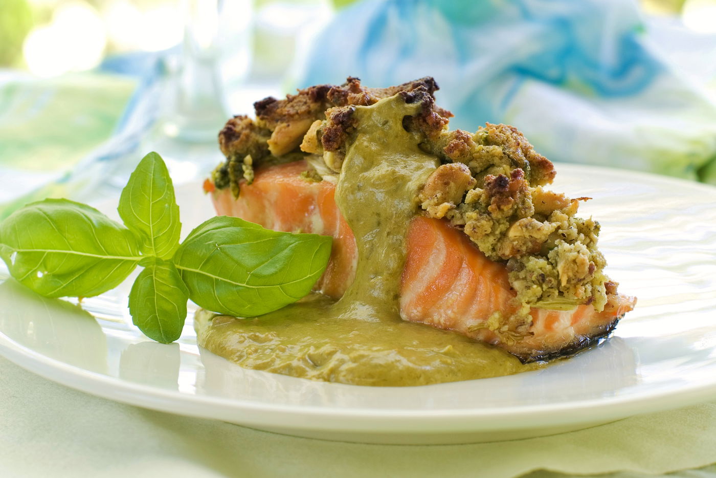 סלמון אפוי בציפוי חצילים פריכים וטחינה