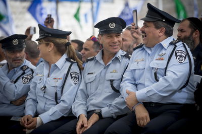 אלשיך עם חבריו הקצינים