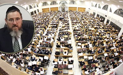 הגר"י חברוני על רקע היכל הישיבה