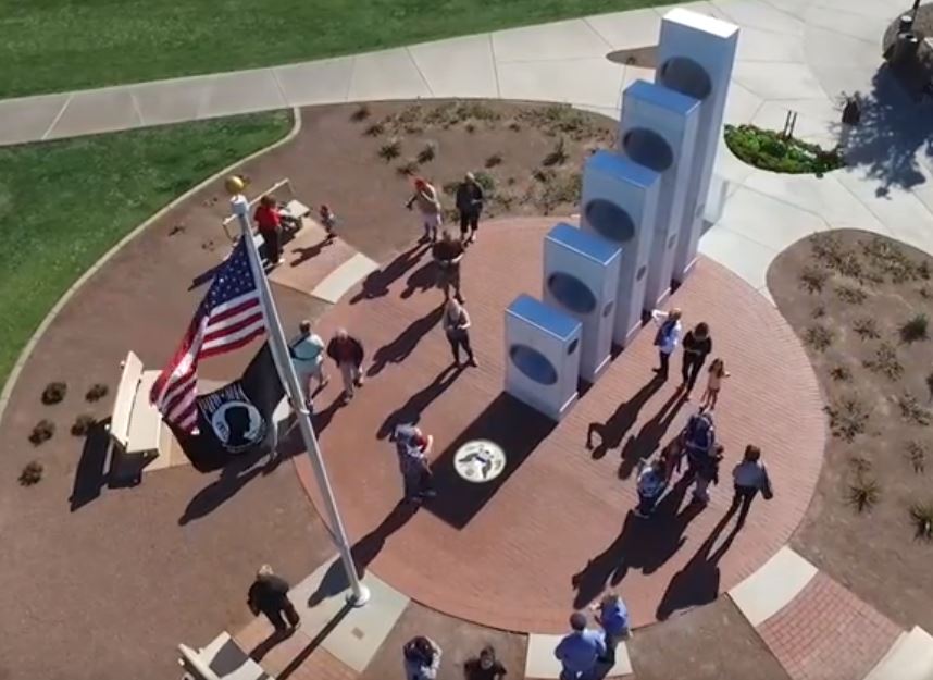 ,צילום מסך מתוך יוטיוב, ,בסופו של תהליך ארוך ומדויק, הצליחו המהנדסים להקים אנדרטה שנבנתה ברמת דיוק מאוד גבוהה אך עם סטייה אפשרית המוערכת בכ-12