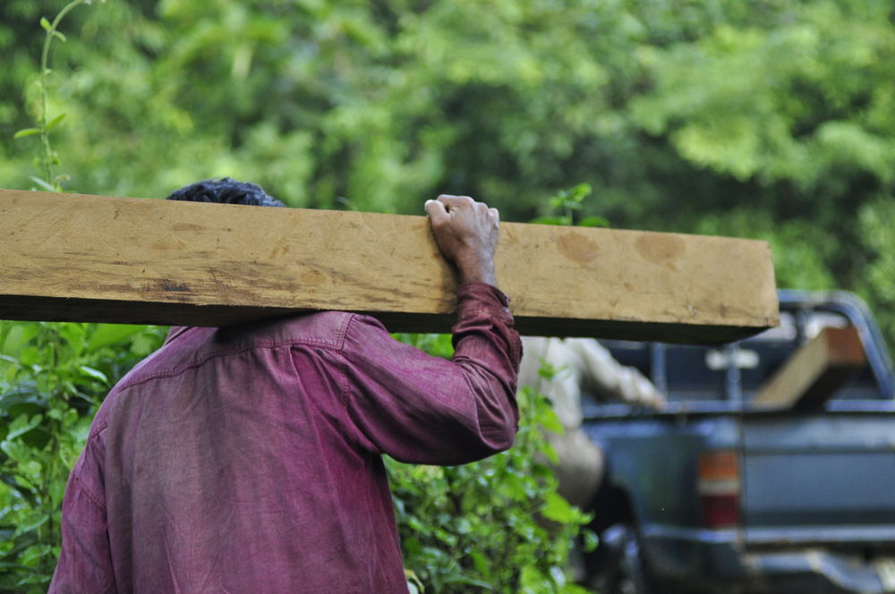 הרמת משאות כבדים. אילוסטרציה