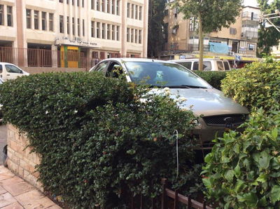 הרכב עלה על גדר הבנין בבני ברק; אין נפגעים