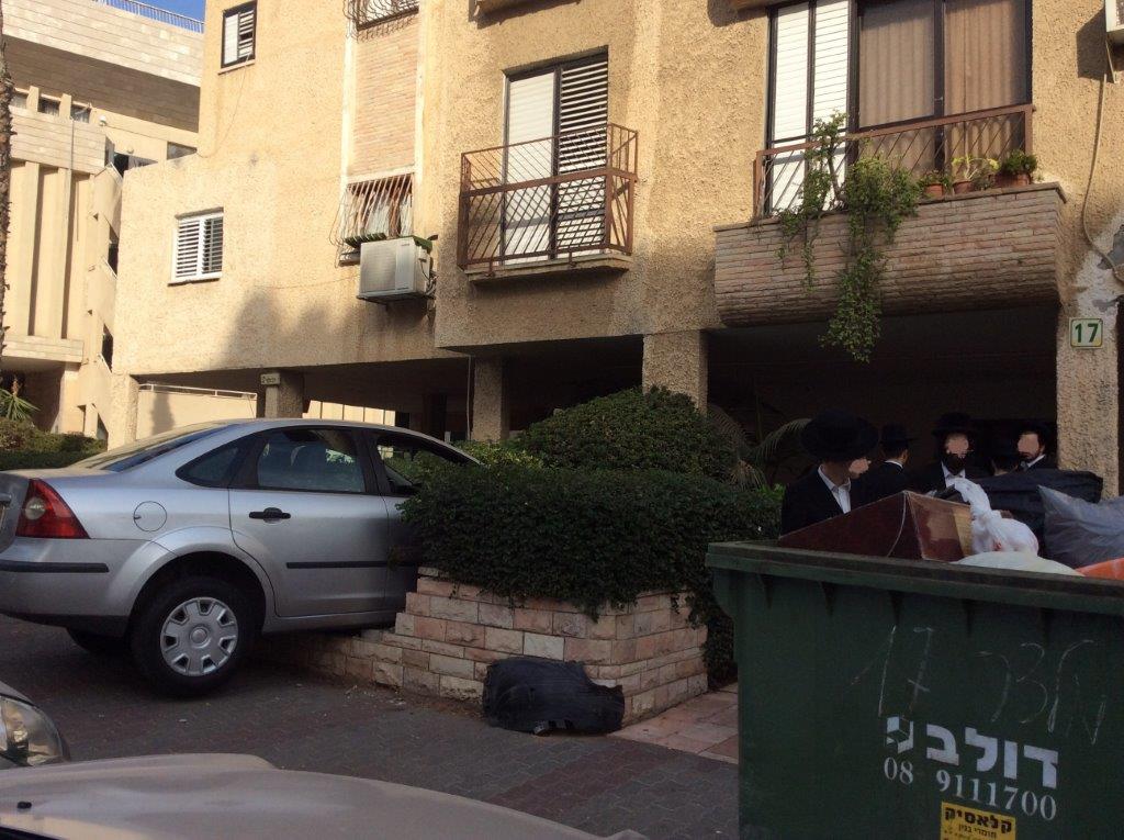 הרכב עלה על גדר הבנין בבני ברק; אין נפגעים