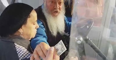 בני זוג אלמונים חילקו דולרים "של הרבי" בשוק מחנה יהודה