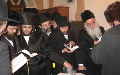 מתפללים על ציון בעל התניא. אילוסטרציה, למצולמים אין קשר לידיעה