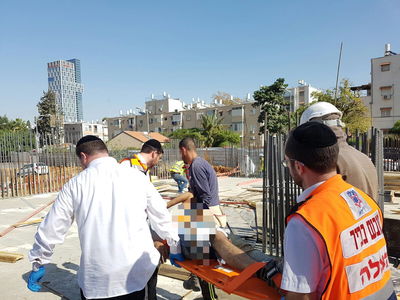 בני ברק: פועל נפגע מדיסק חשמלי; מצבו בינוני