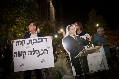 י-ם: עשרות הפגינו נגד האלימות ברכבת