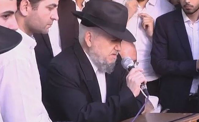 הרב בעת מסע ההלוויה