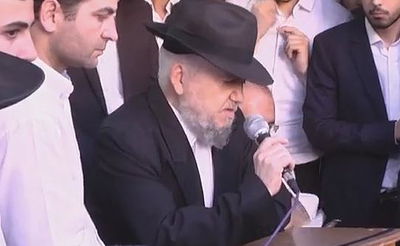 הרב בעת מסע ההלוויה