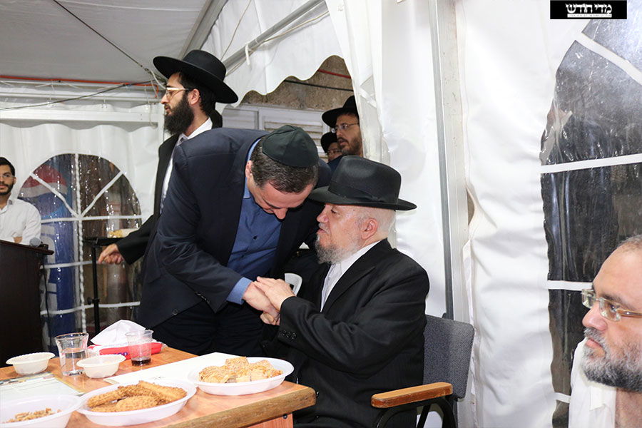 מזקן הראשל"צים ועד המפכ"ל • ניחום אבלים אצל הגר"מ מאזוז