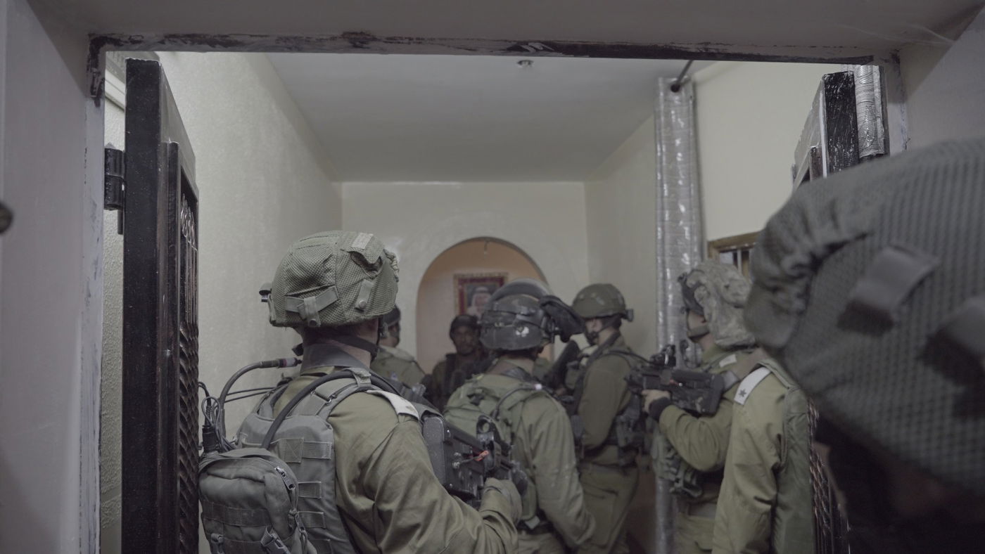 לוחמי צה"ל פשטו על בית המחבל והותקפו ביידוי אבנים