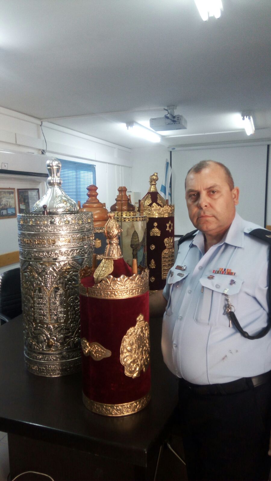 ספרי התורה שנגנבו - הוחזרו לבית הכנסת