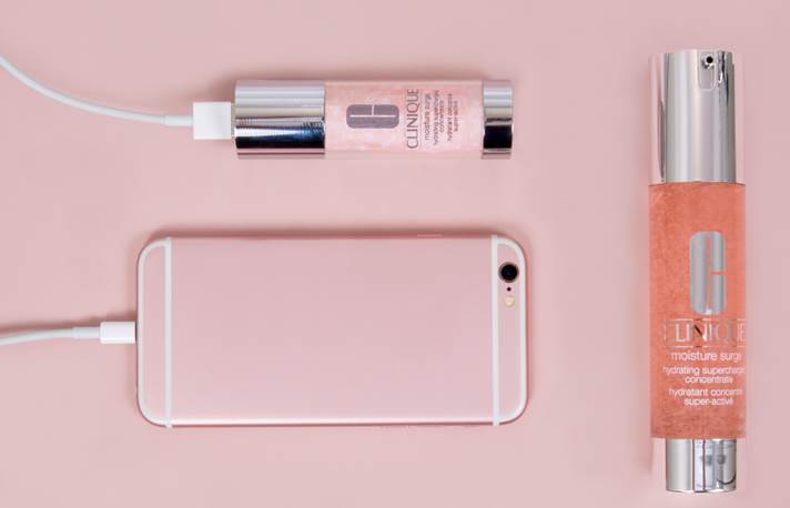 ממלא באופן מידי את מאגרי הלחות של העור. קליניק