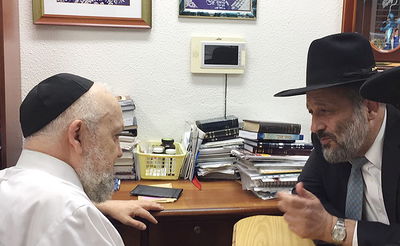 יו"ר ש"ס אריה דרעי ניחם את הגר"מ מאזוז • צפו