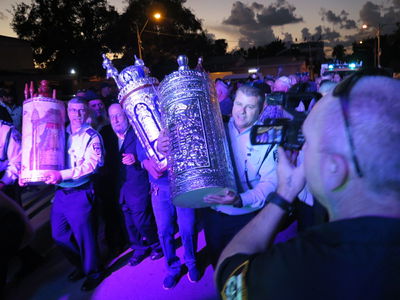ספרי התורה שנגנבו הוחזרו בריקודים • צפו