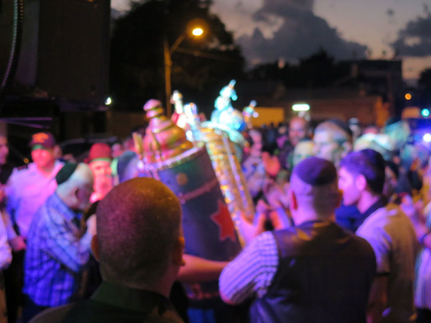 ספרי התורה שנגנבו הוחזרו בריקודים • צפו