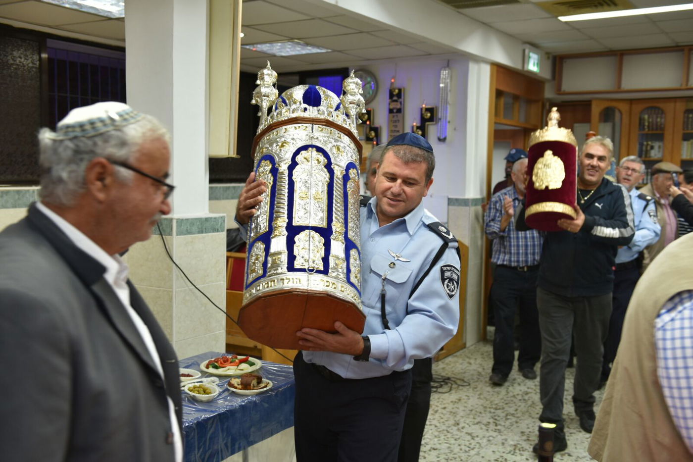 ספרי התורה שנגנבו הוחזרו בריקודים • צפו