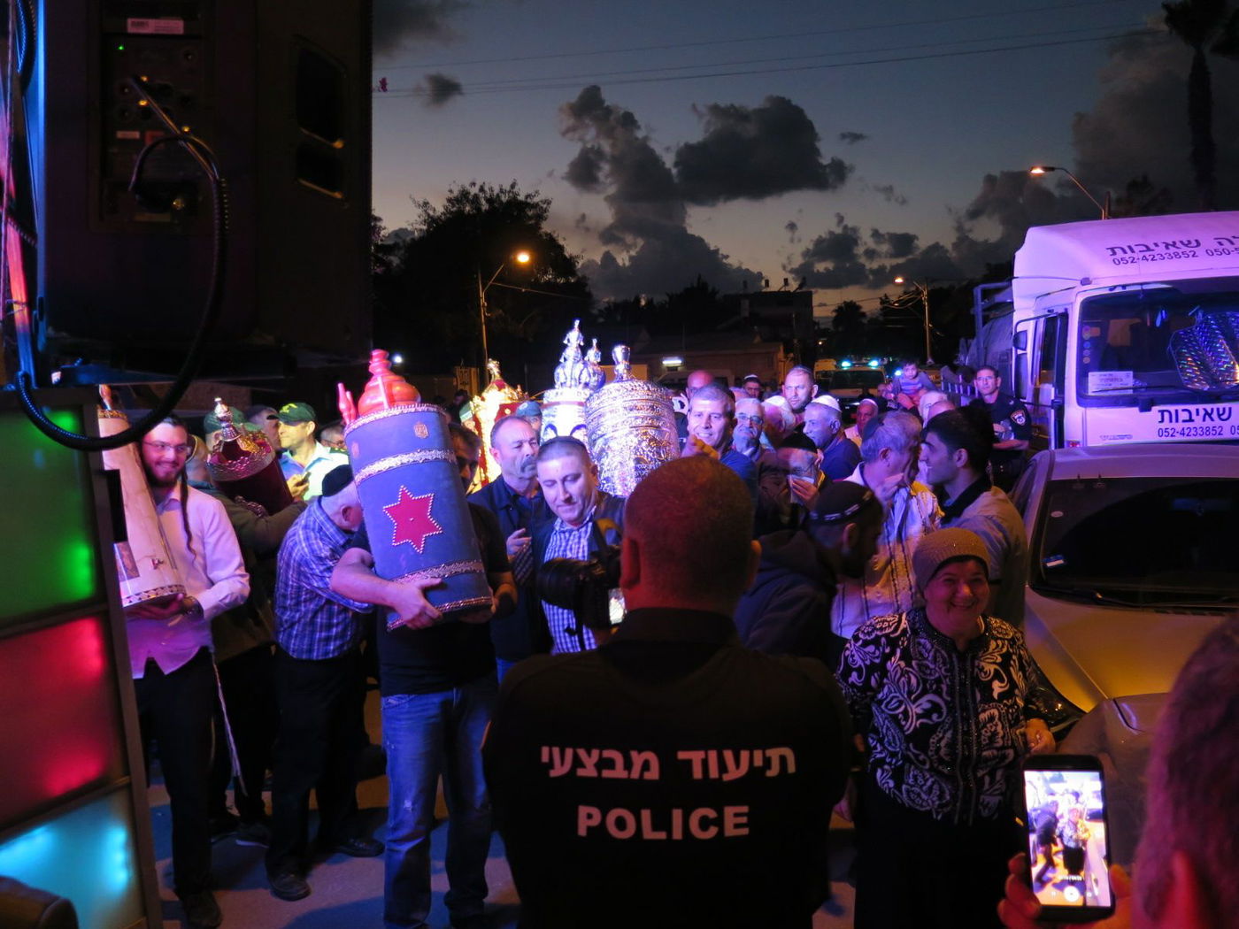 ספרי התורה שנגנבו הוחזרו בריקודים • צפו