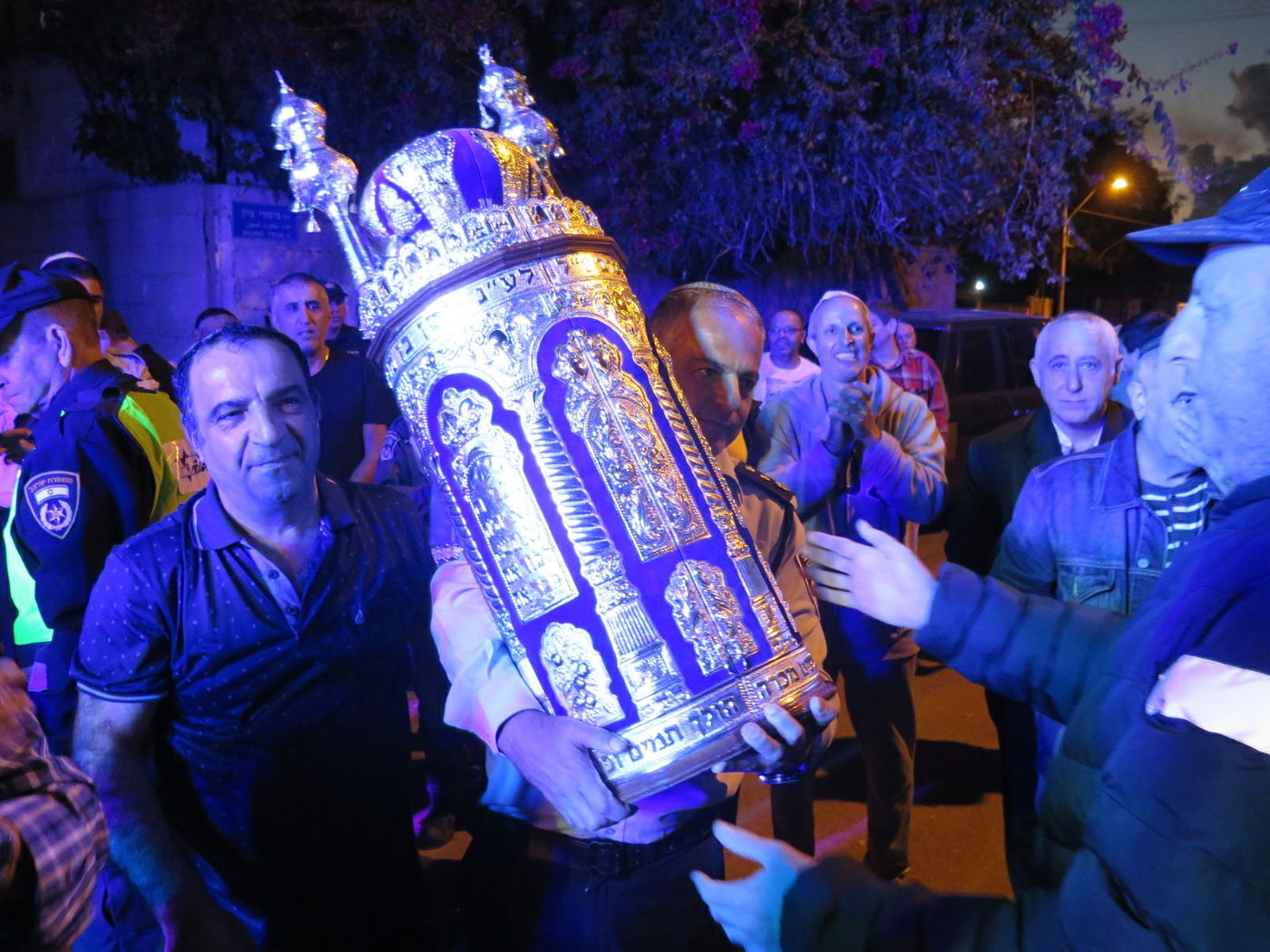 ספרי התורה שנגנבו הוחזרו בריקודים • צפו