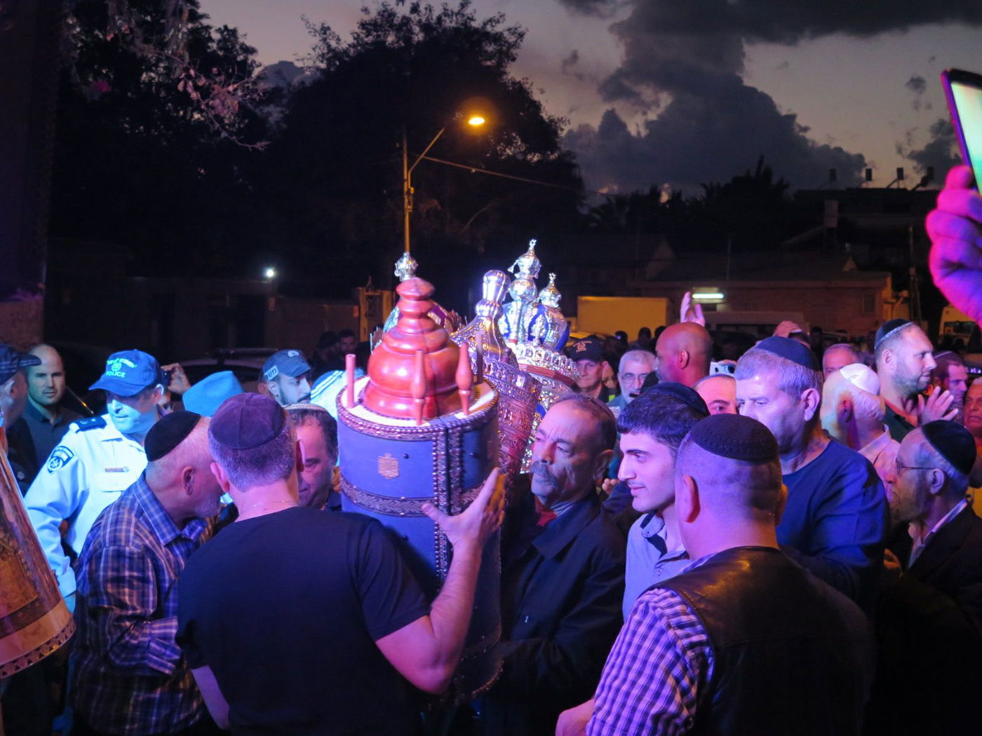 ספרי התורה שנגנבו הוחזרו בריקודים • צפו