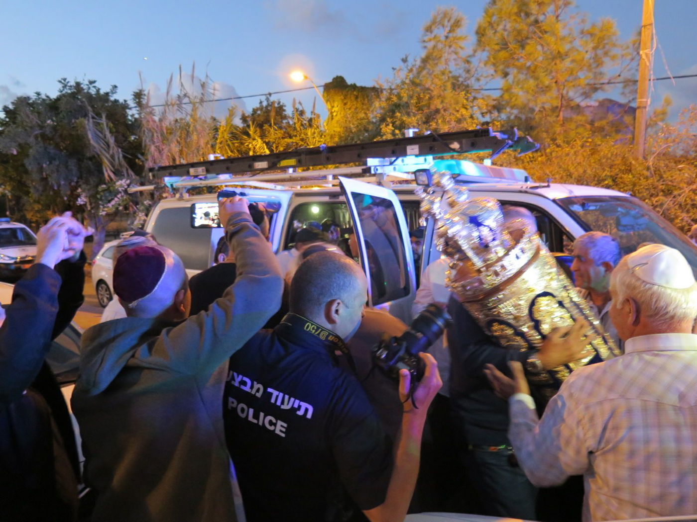 ספרי התורה שנגנבו הוחזרו בריקודים • צפו