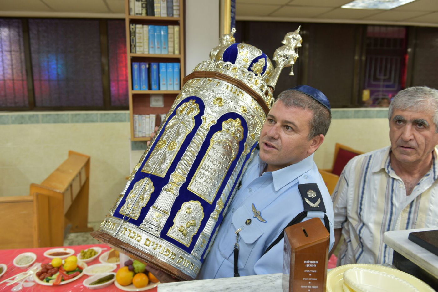 ספרי התורה שנגנבו הוחזרו בריקודים • צפו