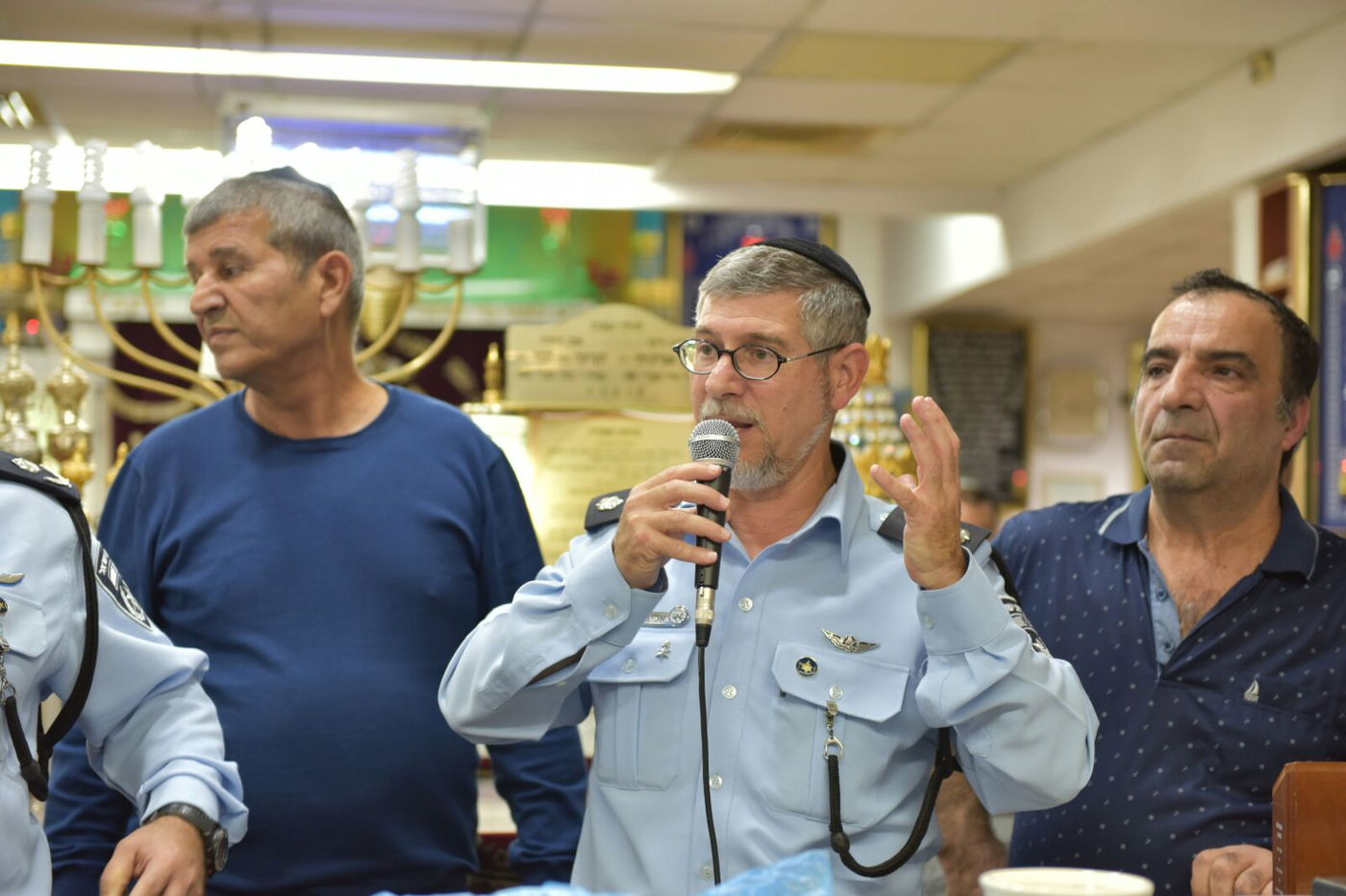 ספרי התורה שנגנבו הוחזרו בריקודים • צפו