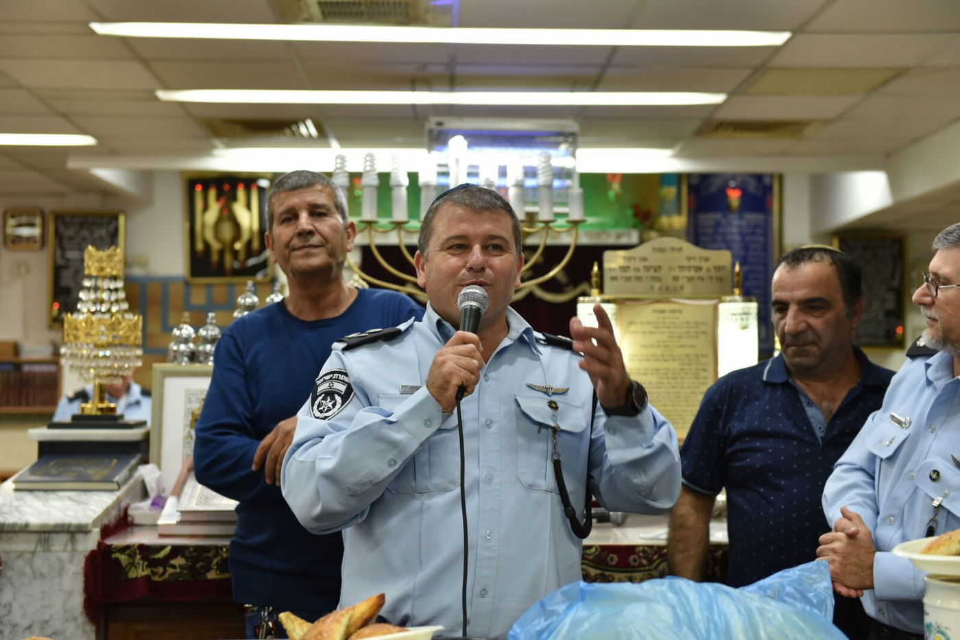 ספרי התורה שנגנבו הוחזרו בריקודים • צפו