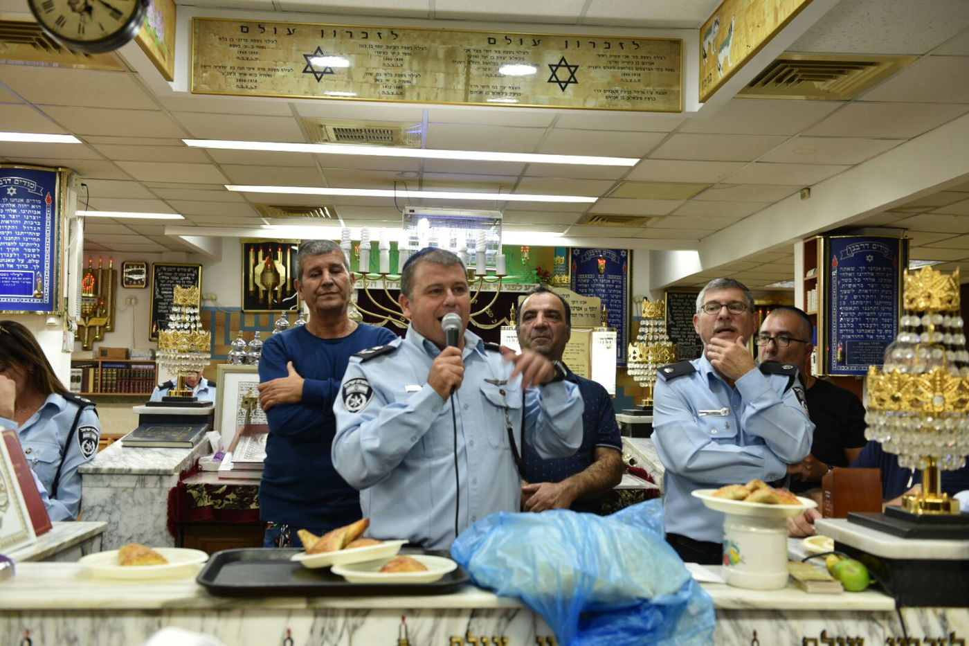 ספרי התורה שנגנבו הוחזרו בריקודים • צפו