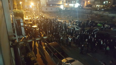 מפגיני 'הפלג' ליד בית הגר"י רוזן: "צא טמא"