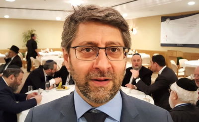 רבה של צרפת מודה: "לפעמים קשה לצאת לרחוב עם כיפה"