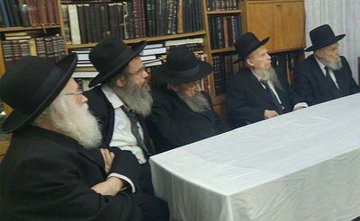 חלק מראשי הישיבות בכינוס