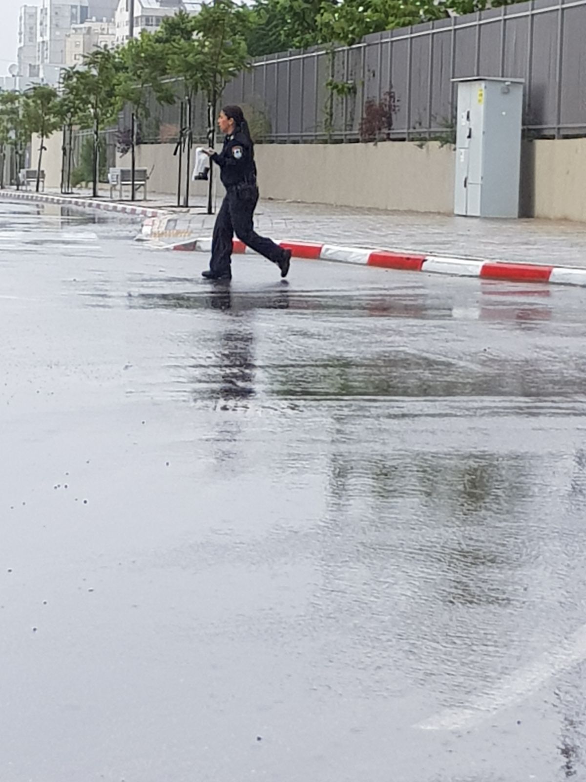 מטופל חטף נשק ממאבטח בית החולים, נמלט ונעצר לאחר מרדף • תיעוד