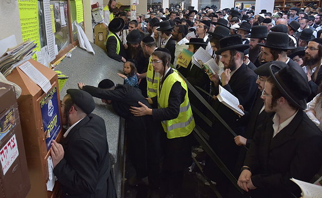 מתפלים בציון רבי נחמן