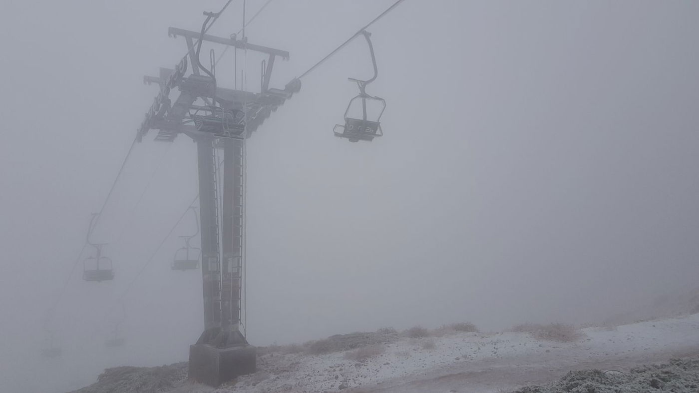 לראשונה החורף: שלג ראשון בחרמון • צפו