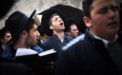 תיעוד: אלפים זעקו בכותל לרפואת מרן הרב שטיינמן