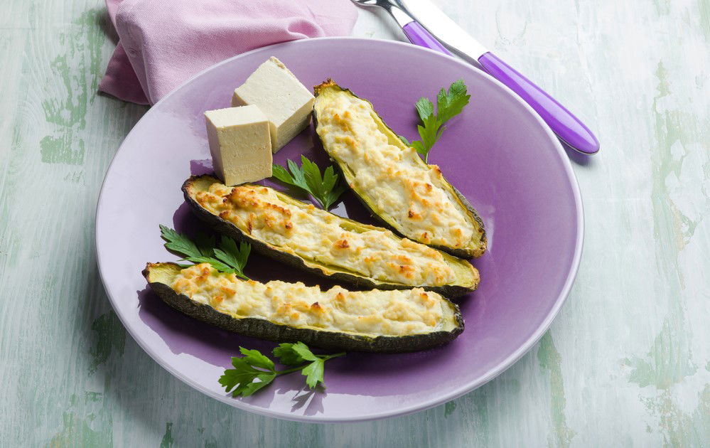 סירות זוקיני במילוי גבינה נוטפת וציפוי פריך