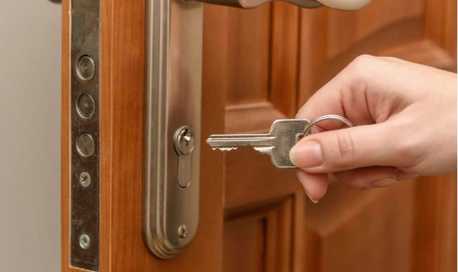 קב"ט בשגרירות ישראל נעל את הקונסולית