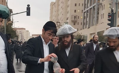 מפגין אסף בואש לבקבוקים: "בארה"ב עושים מזה הרבה כסף"