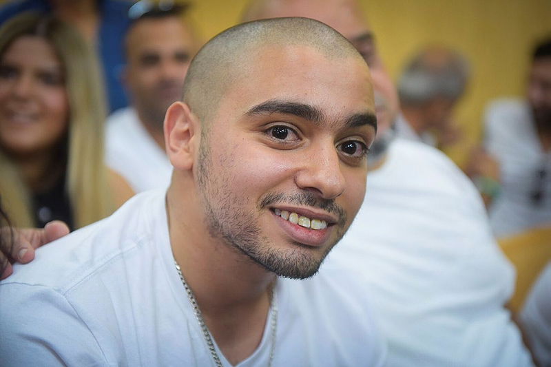 אזריה עם משפחתו בבית הדין