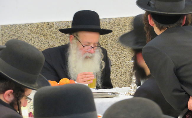 תיעוד: הרבי מאמשינוב בסעודת יארצייט לאמו