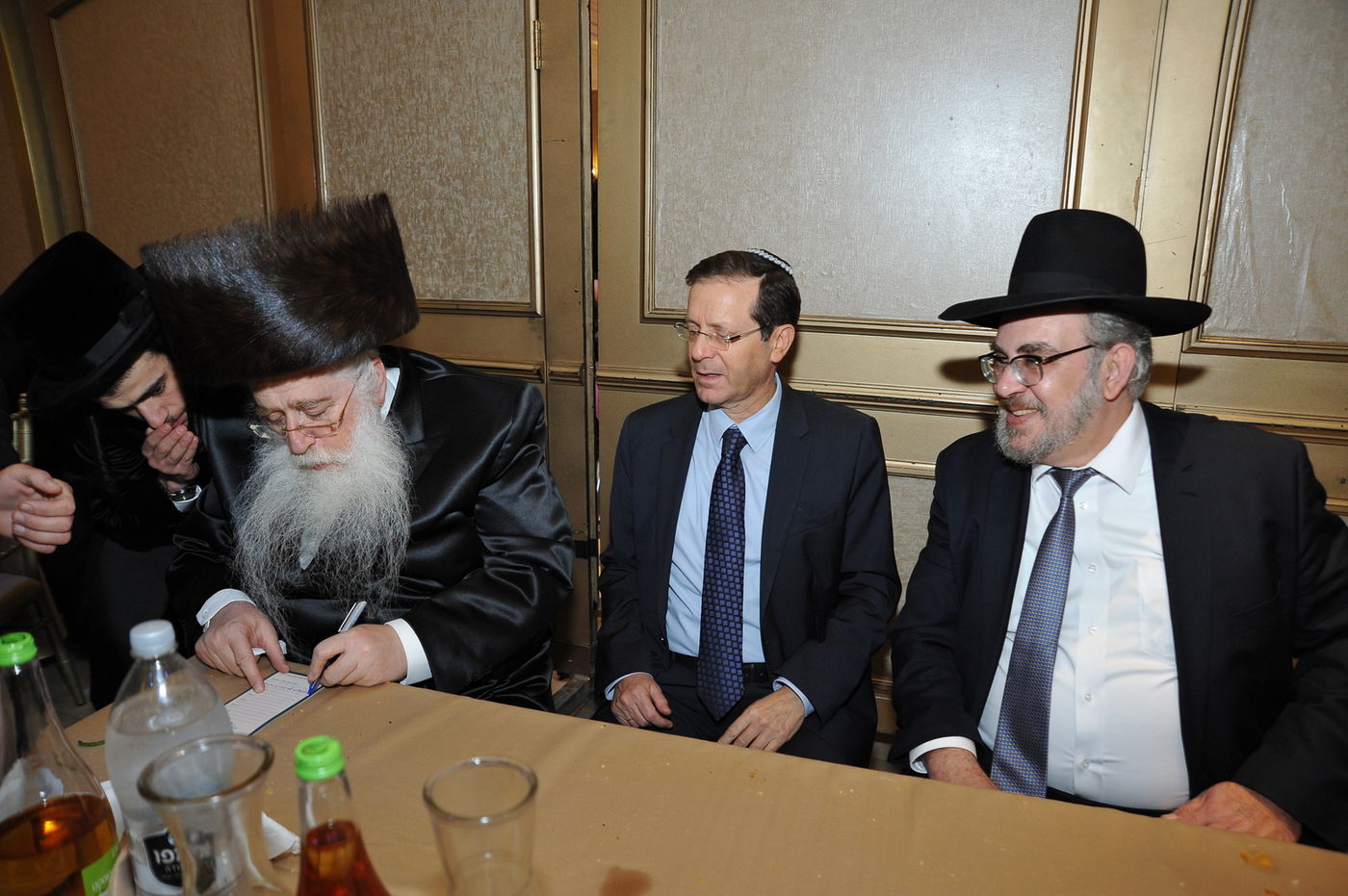 גדולי ישראל וצמרת המדינה בחתונת בנו של מאיר פרוש • גלריה