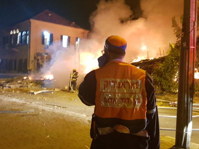 יפו: בניין עלה באש וקרס חלקית מהלהבות