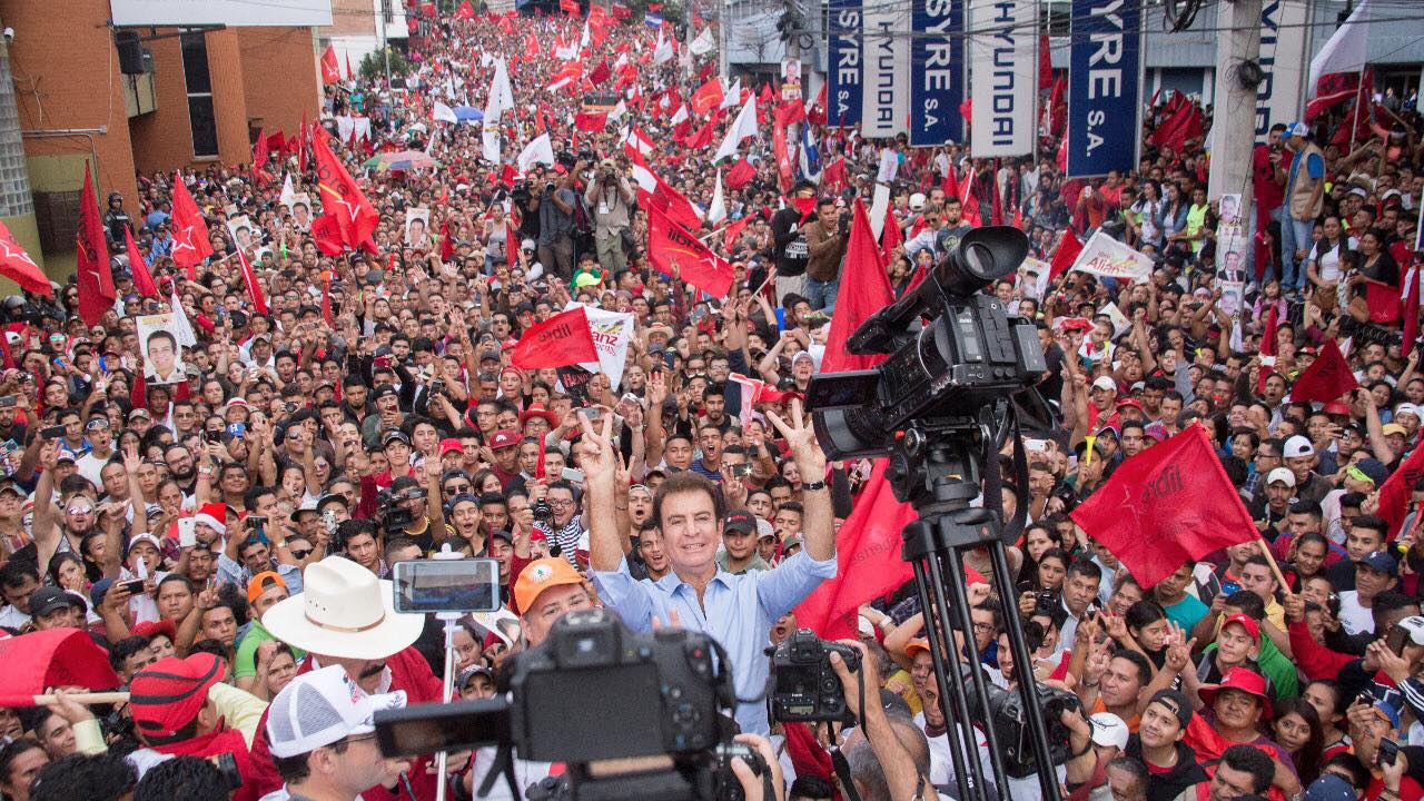 סלבדור נסראללה חוגג עם תומכיו