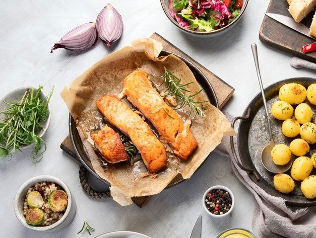 סלמון אפוי ברוטב פיקנטי מתקתק וקראסט מייפל