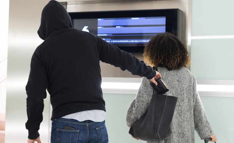 בן 19 חטף תיק מאישה בלוד ונעצר במקום