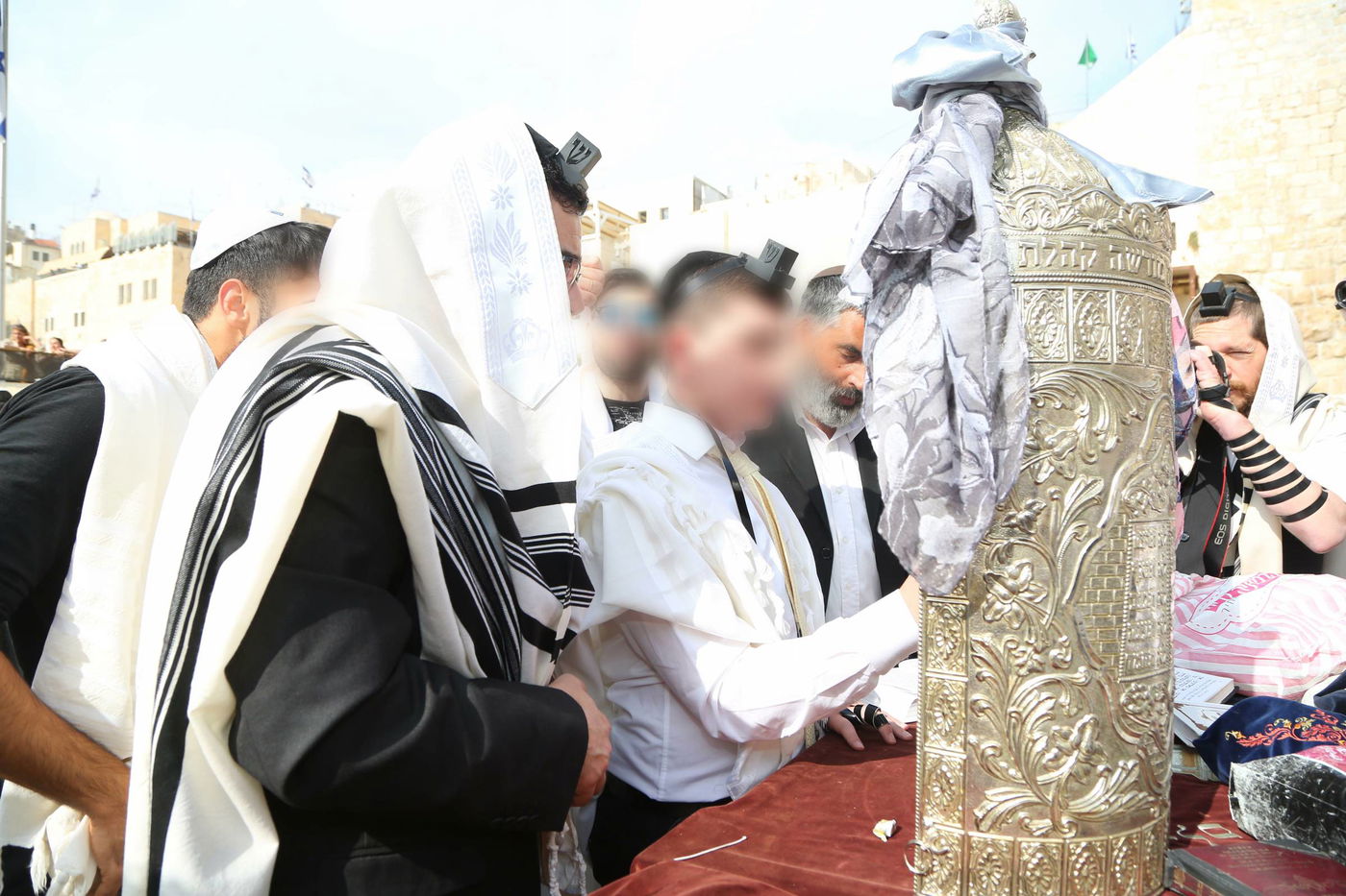 חתן הבר מצווה שגדל כילד מוסלמי קורא בתורה