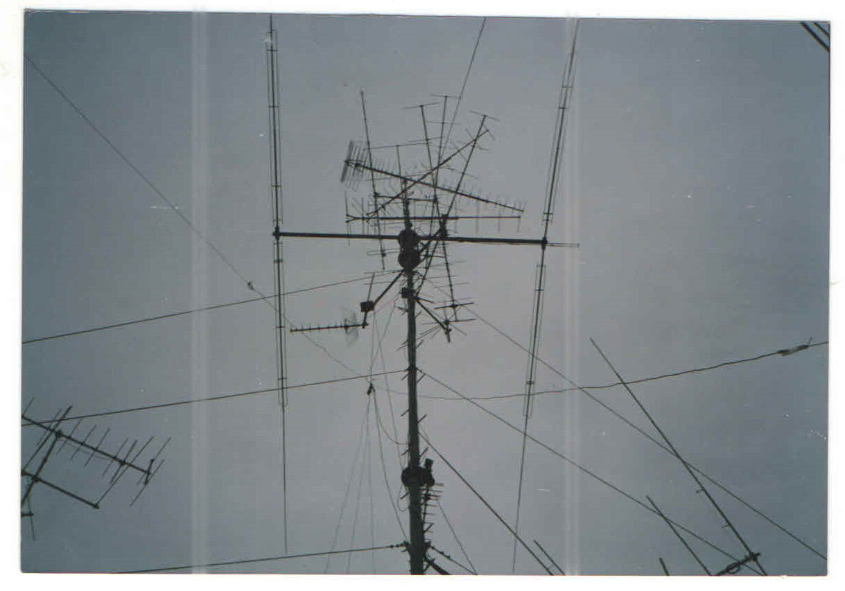 האנטנות בגג ביתו של גורדוס